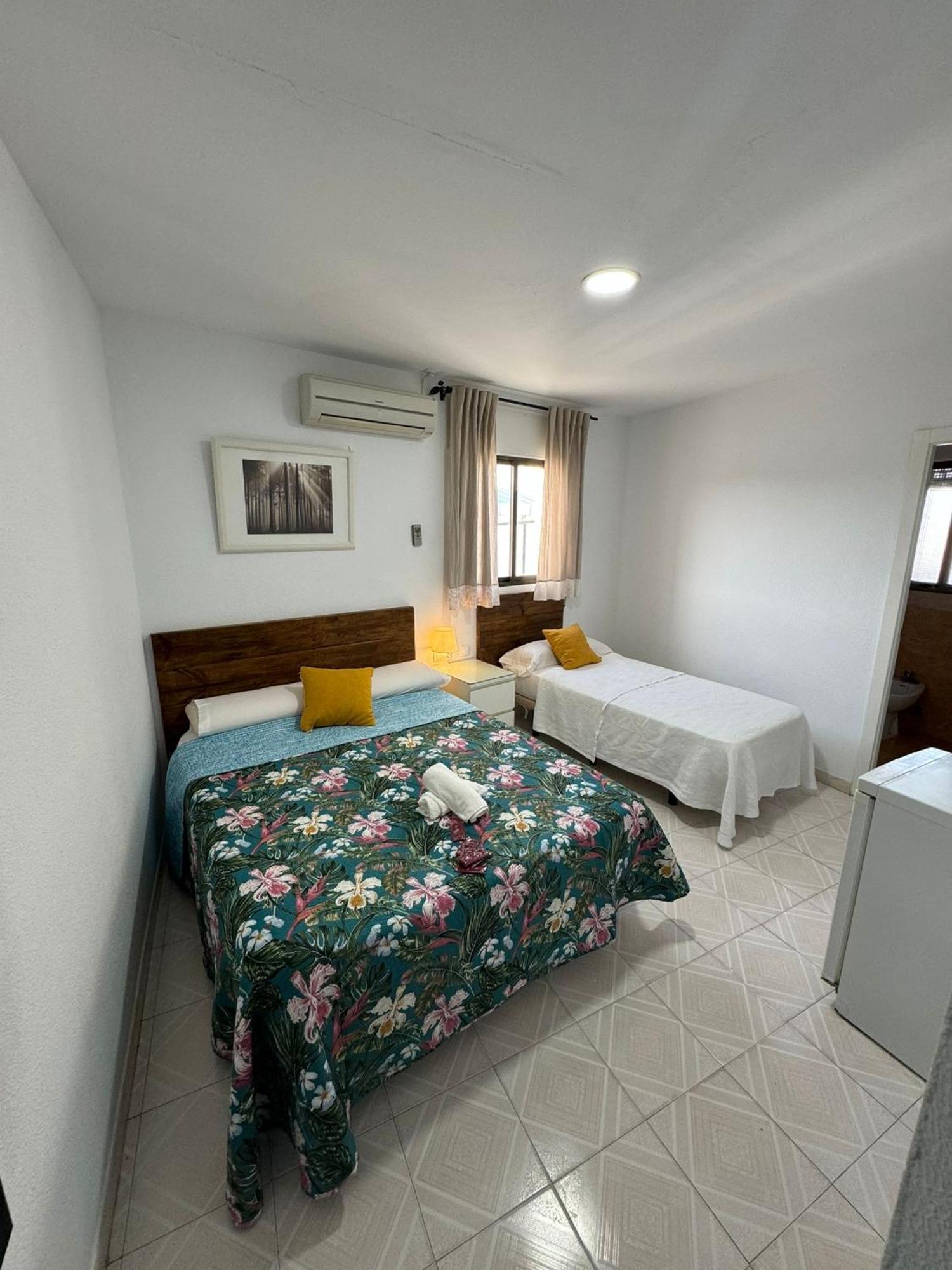 Hostal Avenida Conil De La Frontera Exterior photo